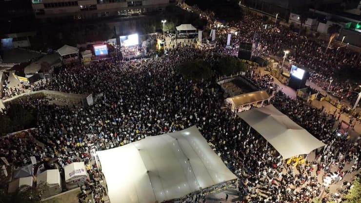 עצרת בכיכר החטופים בתל אביב (צילום: יאיר פלטי) עצרת בכיכר החטופים בתל אביב