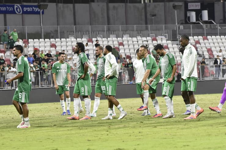 שחקני מכבי חיפה מאוכזבים בסיום בנצרת עילית (צילום: שרון צור) שחקני מכבי חיפה מאוכזבים