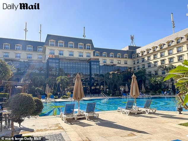 המלון בקהיר - שבו שוהים 154 אסירי עולם ששוחררו בעסקה (צילום: mark large / daily mail) רנסנס קהיר מיראז' מלון חמישה כוכבים יוקרתי במצריים בו שוהים מחבלי חמאס ששוחררו בעסקה עם ישראל