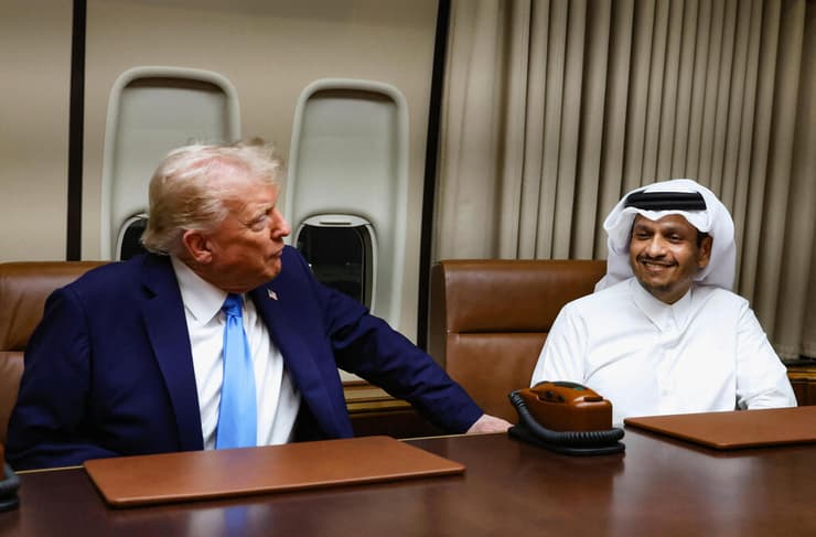 מוחמד אל-ת'אני עם טראמפ. וושינגטון מחויבת (צילום: REUTERS/Evelyn Hockstein) דונלד טראמפ עם האמיר תמים בן חמד אל-ת'אני וראש הממשלה מוחמד בן עבד א-רחמן אל-ת'אני ב"אייר פורס 1"