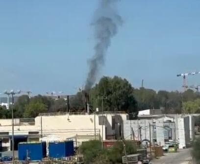 עשן מעל הבסיס הצבאי (צילום: אבי כץ) עשן מעל הבסיס הצבאי