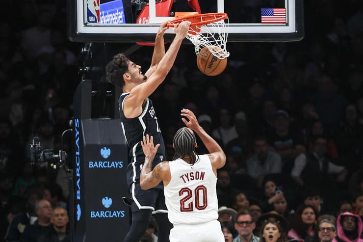 שרף קולע את שתי הנקודות היחידות שלו במשחק (צילום: Wendell Cruz/REUTERS) שחקן ברוקלין נטס בן שרף