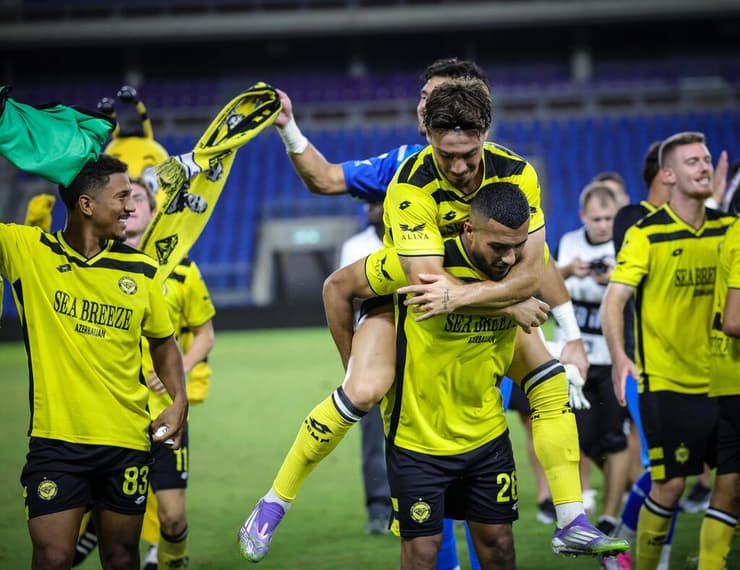 יוסי אבוקסיס מוביל קבוצה כיפית. שחקני נתניה חוגגים (צילום: עוז מועלם) ג'אבר ובילו חוגגים