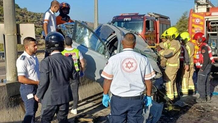 זירת התאונה, הבוקר (צילום: תיעוד מבצעי מד"א ) תאונת דרכים בכביש 443 סמוך למחלף בית חורון