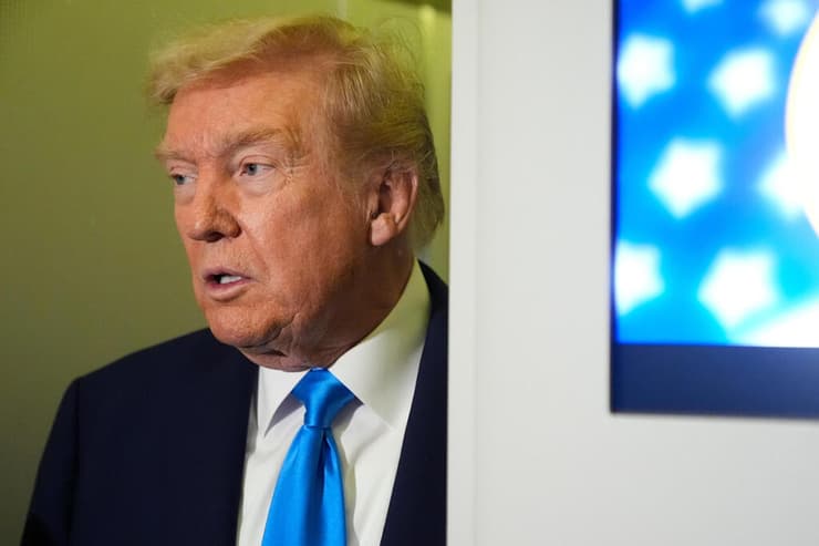 נשיא ארה"ב טראמפ. "יש לנו צוללת ליד החופים שלהם, אנחנו לא צריכים לטוס 8,000 מייל" (צילום: AP Photo/Mark Schiefelbein) דונלד טראמפ עם האמיר תמים בן חמד אל-ת'אני וראש הממשלה מוחמד בן עבד א-רחמן אל-ת'אני ב"אייר פורס 1"