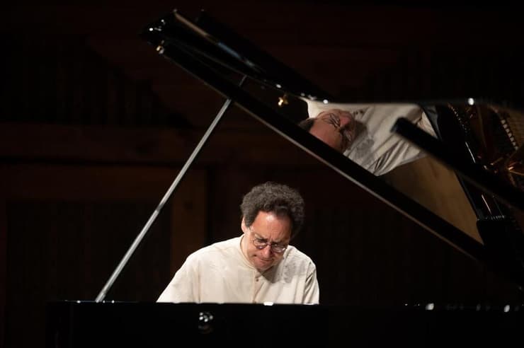 "הקול הישראלי והקול האמריקני שלי לא מתנגשים". שי ווזנר שי ווזנר, יהודי ישראלי שמתגורר בניו יורק והצביע בבחירות לראשות העיר לזוהרן ממדאני