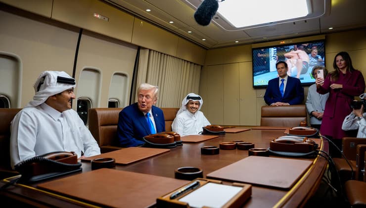 טראמפ בפסגה לא-מתוכננת עם אמיר קטאר ב"אייר פורס 1", כשעצר בדוחא בדרך למסע מדיני במזרח אסיה, 25 באוקטובר