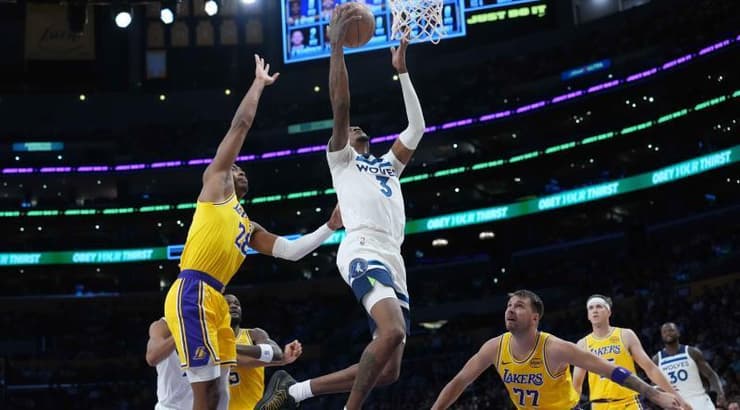 דונצ'יץ' והאצ'ימורה משקיפים על מקדניאלס (רויטרס) דונצ'יץ' והאצ'ימורה משקיפים על מקדניאלס