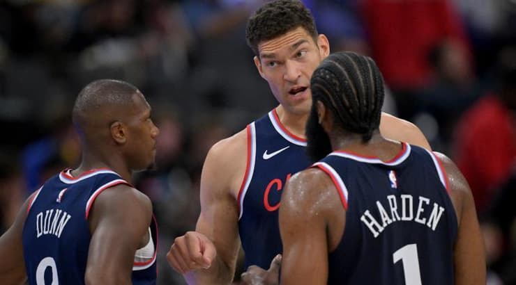 ג'יימס הארדן עם ברוק לופז וכריס דאן (רויטרס) ג'יימס הארדן עם ברוק לופז וכריס דאן