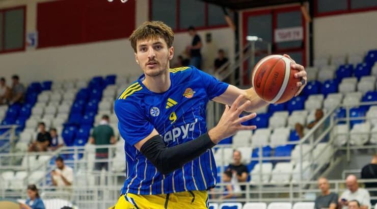 רומן סורקין מתחמם למשחק (רועי כפיר) רומן סורקין מתחמם למשחק