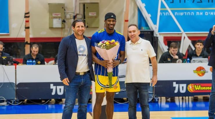 ג'ימי קלארק מקבל פרחים מקבוצתו הקודמת בני הרצליה (רועי כפיר) ג'ימי קלארק מקבל פרחים מקבוצתו הקודמת בני הרצליה