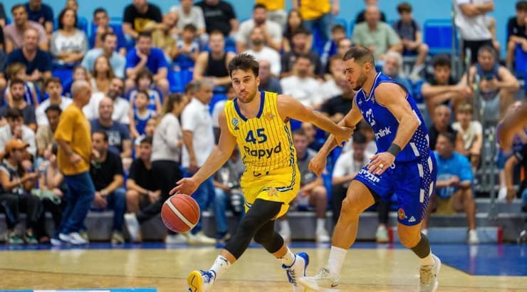 מוריאל לוטאטי שומר על תמיר בלאט (רועי כפיר) מוריאל לוטאטי שומר על תמיר בלאט