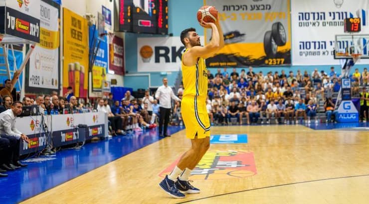 גור לביא עולה לזריקה (רועי כפיר) גור לביא עולה לזריקה