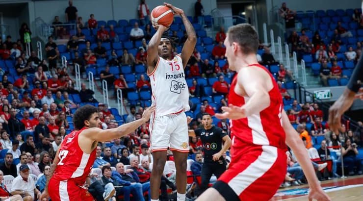 קמרון הנרי זורק (אורן בן חקון) קמרון הנרי זורק