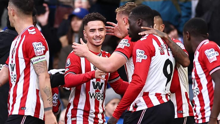 סינדרלה. טלבי חוגג עם החברים (צילום: HENRY NICHOLLS / AFP) טלבי חוגג עם החברים