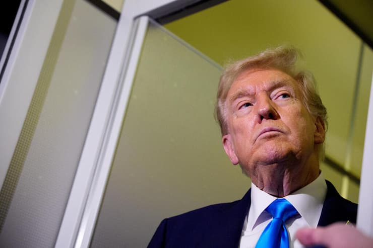 "האמריקנים הכי רתומים, אבל חמאס לא צפוי". טראמפ (צילום: Andrew Harnik/Getty Images) דונלד טראמפ עם האמיר תמים בן חמד אל-ת'אני וראש הממשלה מוחמד בן עבד א-רחמן אל-ת'אני ב"אייר פורס 1"