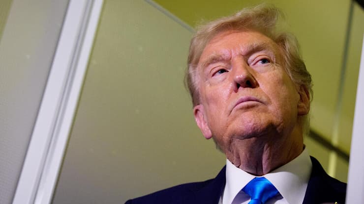 דונלד טראמפ עם האמיר תמים בן חמד אל-ת'אני וראש הממשלה מוחמד בן עבד א-רחמן אל-ת'אני ב"אייר פורס 1"