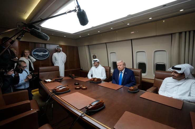 דונלד טראמפ עם האמיר תמים בן חמד אל-ת'אני וראש הממשלה מוחמד בן עבד א-רחמן אל-ת'אני ב"אייר פורס 1"
