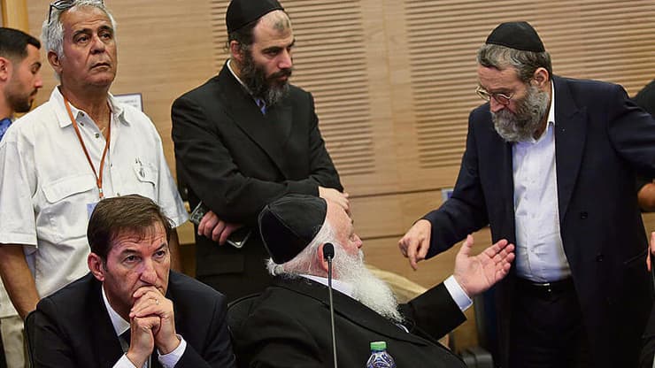 החוק הנפיץ יחזור לוועדת החוץ והביטחון. הח"כים גפני, גולדקנופף וביסמוט (צילום: אלכס קולמוסקי) yk14557938