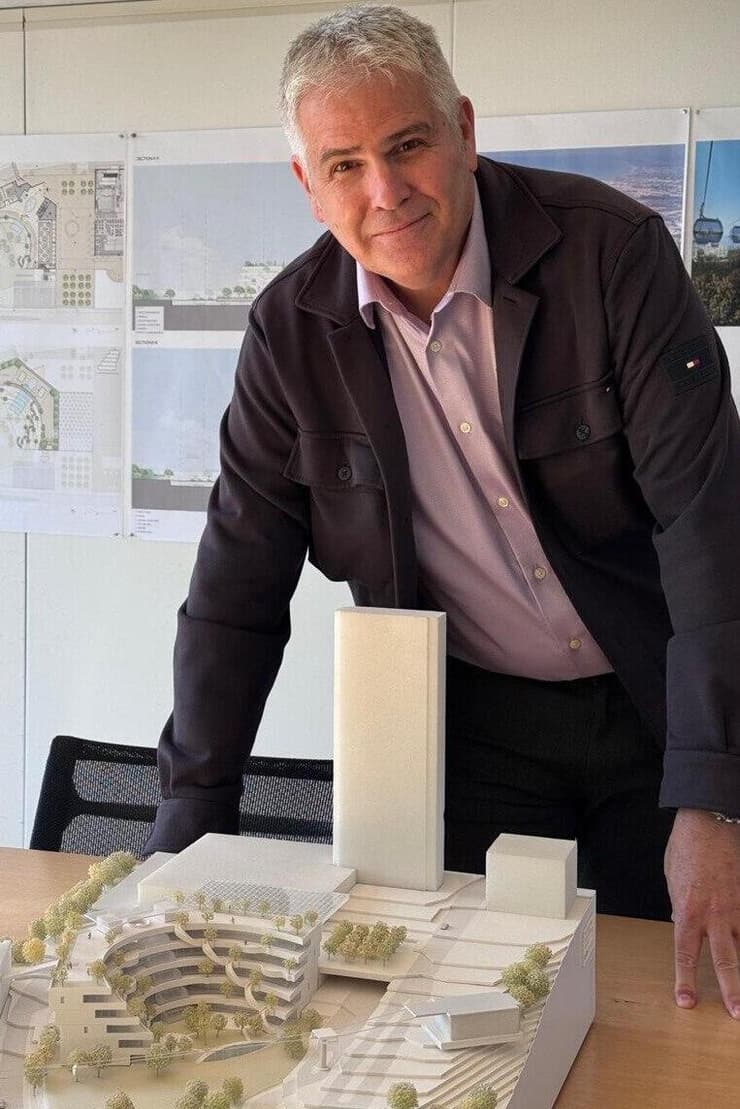 "שילוב של מצוינות אקדמית עם מחויבות לקהילה". נשיא אוניברסיטת חיפה, פרופ' גור אלרואי, עם דגם של בית הספר לרפואה (צילום: אוניברסיטת חיפה) נשיא אוניברסיטת חיפה, פרופ' גור אלרואי, עם דגם של בית הספר לרפואה