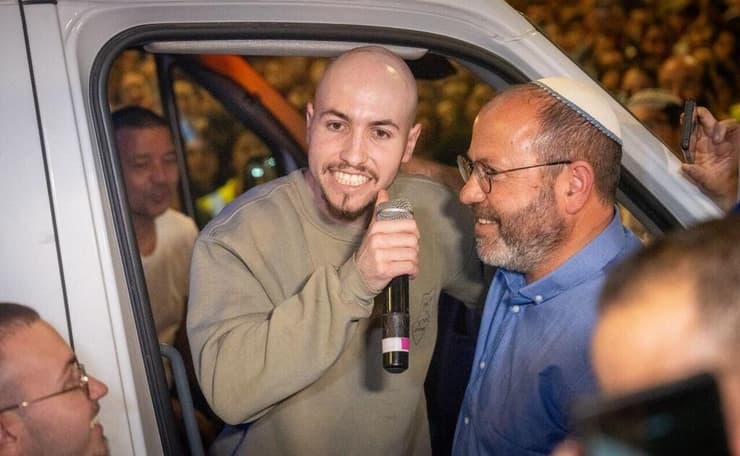 איתן מור והאבא צביקה. "שמח שהוא חופשי, מאושר ובוחר" (צילום: שלו שלום) קבלת פנים לאיתן מור בקריית ארבע