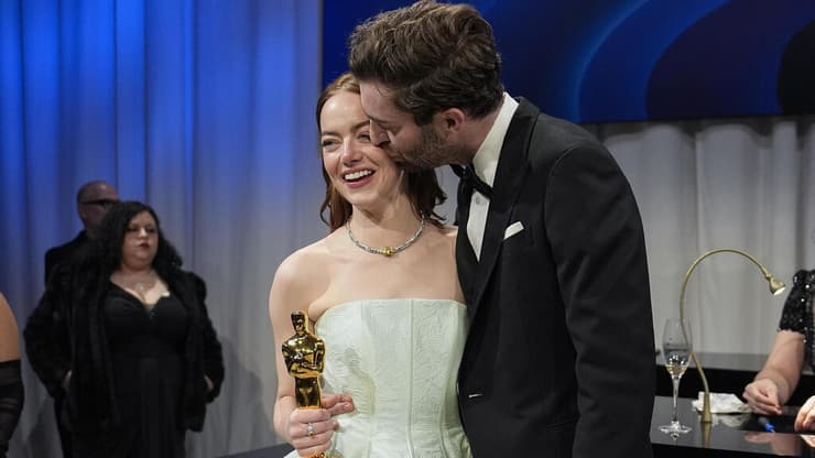 הרצון להאמין, זה משהו שקיים באופן טבעי בכולנו". אמה סטון ודייב מק'קרי (צילום: John Locher/Invision/AP) אמה סטון ודייב מק'קרי