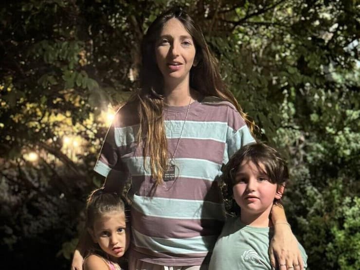 הילדים שואלים אם אבא יצא לצבא. דניאל ושני ילדיה דניאל לוין ושני ילדיה רפאל ואליה