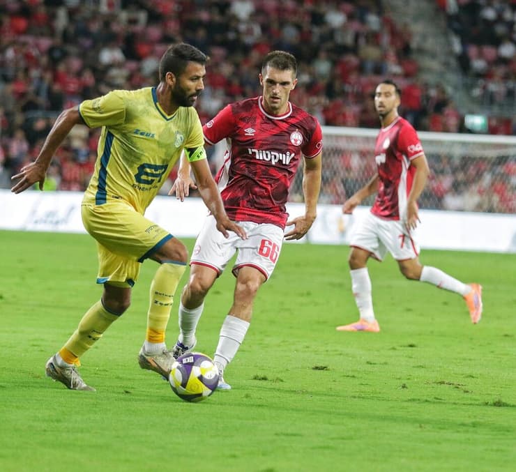 זלאטנוביץ' מול חוטבא, אתמול (צילום: מאיר אבן חיים) שחקן בני ריינה איאד חוטבא שחקן הפועל באר-שבע איגור זלאטנוביץ'