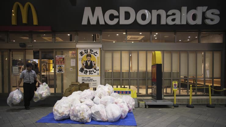 שקיות אשפה מחוץ לסניף מקדונלד'ס ביפן (צילום: AP Photo/Hiro Komae) סניף מקדונלד'ס בטוקיו