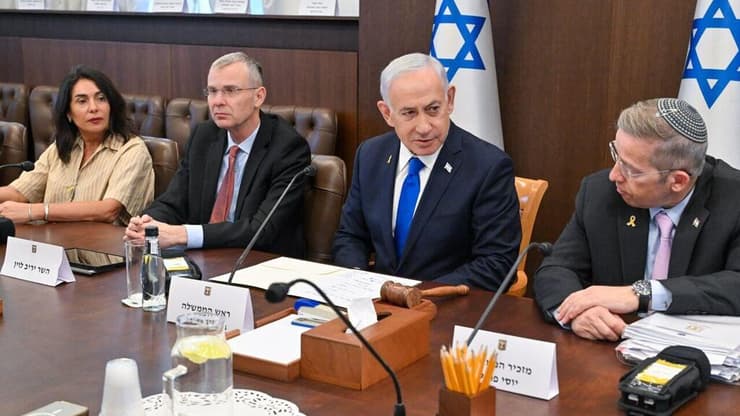 נתניהו דרש מפוקס: להטיל סנקציות על שרים שלא מגיעים לישיבות ממשלה (צילום: קובי גדעון/ לע״מ) נתניהו בישיבת הממשלה, היום