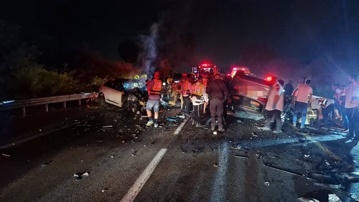 צילום: תיעוד מבצעי מד"א זירת תאונת הדרכים בכביש 42, סמוך לבני דרום