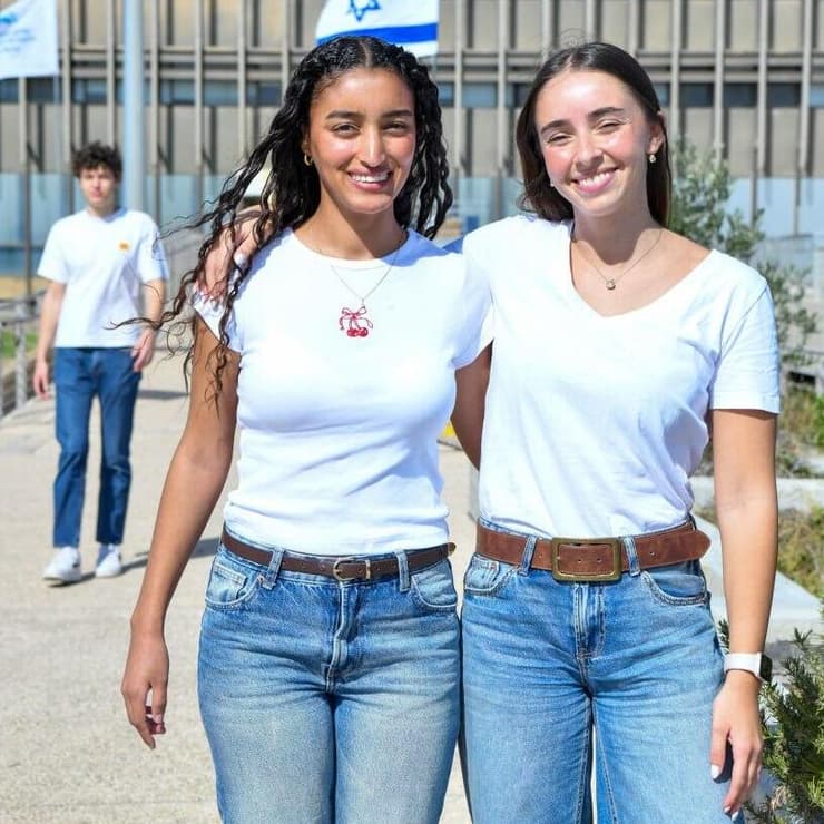 מגשימות חלום ביחד. שני איה ביטון וזהבית טגניה מתחילות שנת לימודים ראשונה בבית הספר החדש ללימודי רפואה באוניברסיטת חיפה (צילום: נחום סגל) שני איה ביטון וזהבית טגניה מתחילות שנת לימודים ראשונה בבית הספר החדש ללימודי רפואה באוניברסיטת חיפה