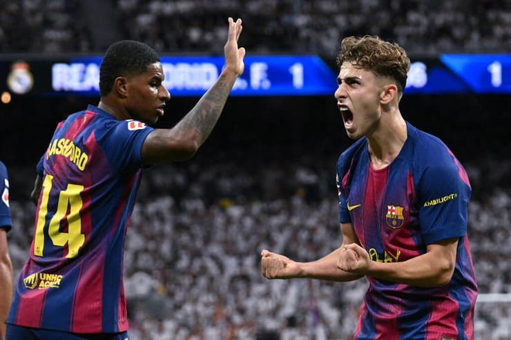 השווה זמנית, אבל זה לא הספיק. פרמין לופס חוגג עם מרקוס רשפורד (צילום: Javier SORIANO / AFP) שחקן ברצלונה פרמין לופס חוגג עם מרקוס רשפורד