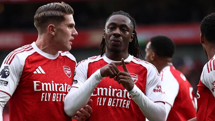 הכריע מול האקסית. אזה (צילום: HENRY NICHOLLS / AFP) אזה