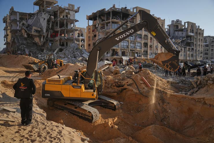 החיפושים בחאן יונס (צילום: AP Photo/Jehad Alshrafi)  פעולות חיפוש אחר גופתו של עמירם קופר בעזה