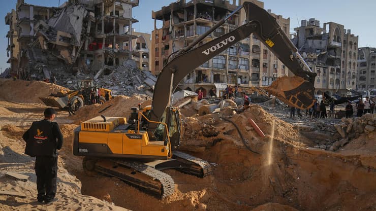 החיפושים בחאן יונס, אתמול (צילום: AP Photo/Jehad Alshrafi) פעולות חיפוש אחר גופתו של עמירם קופר בעזה