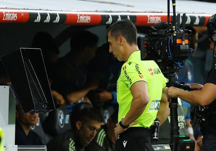 השופט סזאר סוטו ב-VAR (צילום: AP Photo/Manu Fernandez) השופט סזאר סוטו ב-VAR