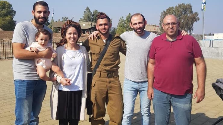 משפחת סימן טוב עם אלעד ז"ל. "המשפט האחרון שלו הוא הצוואה שלנו" (צילום: באדיבות המשפחה) משפחת סימן טוב עם אלעד ז"ל. "המשפט האחרון שלו הוא הצוואה שלנו"