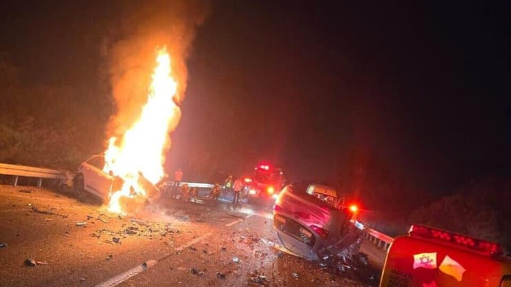 זירת התאונה (צילום: תיעוד מבצעי מד"א) זירת תאונת הדרכים בכביש 42, סמוך לבני דרום