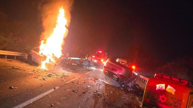 זירת התאונה (צילום: תיעוד מבצעי מד"א) זירת תאונת הדרכים בכביש 42, סמוך לבני דרום