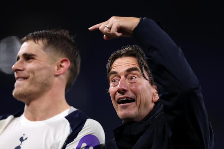 מאמן טוטנהאם תומאס פראנק חוגג עם ואן דה ון (צילום: Stu Forster/Getty Images) מאמן טוטנהאם תומאס פראנק חוגג עם ואן דה ון