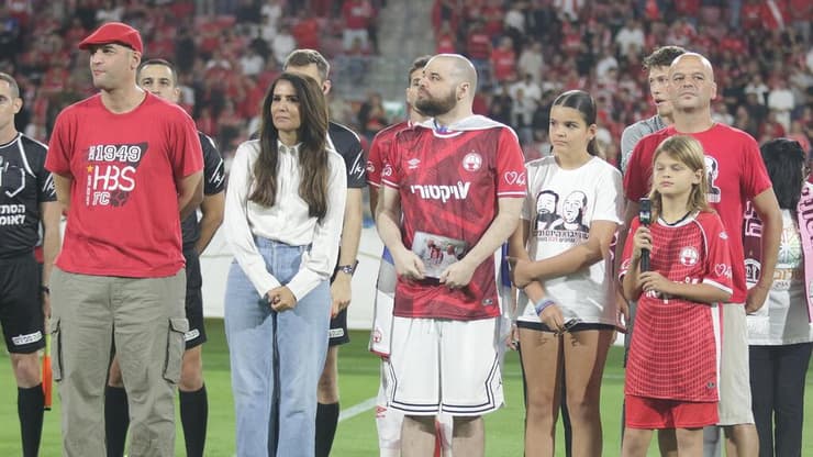 חזר לטרנר אחרי יותר משנתיים. איתן הורן לצד אחיו ואלונה ברקת (צילום: מאיר אבן חיים) האחים איתן, יאיר עמוס הורן במשחק של הפועל באר-שבע