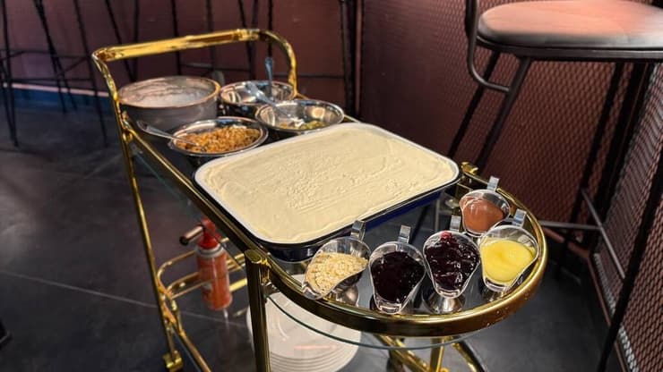 "אין סודות, יש מתכון אחד". העגלה של לה טיגרה (צילום: ספיר גורדו) הטירמיסו במסעדת לה טיגרה