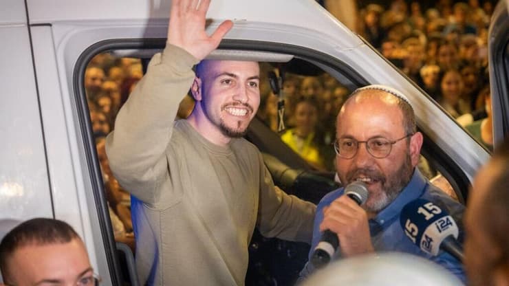 איתן לצד אביו צביקה. "ידעתי שהוא נלחם, ושהוא פחות מסכים עם ההפגנות שדרשו לשחרר בכל מצב" (צילום: שלו שלום) קבלת פנים לאיתן מור בקריית ארבע