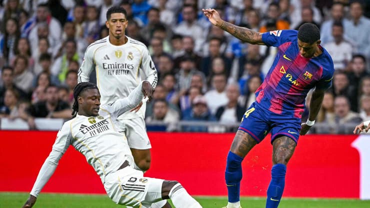 אדוארדו קאמבינגה מול מרקוס רשפורד (צילום: JAVIER SORIANO / AFP) אדוארדו קאמבינגה מול מרקוס רשפורד