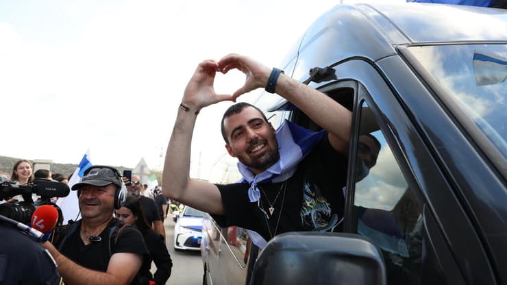 גיא גלבוע דלאל מסמן לב באלפי מנשה (צילום: שאול גולן) קבלת פנים לגיא גלבוע דלאל באלפי מנשה