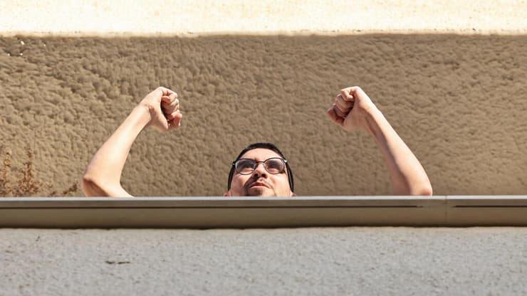 אביתר דוד ממרפסת ביתו (צילום: REUTERS/Nir Elias) אביתר דוד מחלון ביתו