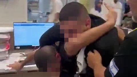 תקיפת עובד הקבלה בבית החולים מאיר (צילום: שימוש לפי סעיף 27א בחוק זכויות יוצרים) תושב קלנסואה תוקף עובד קבלה בבית החולים מאיר