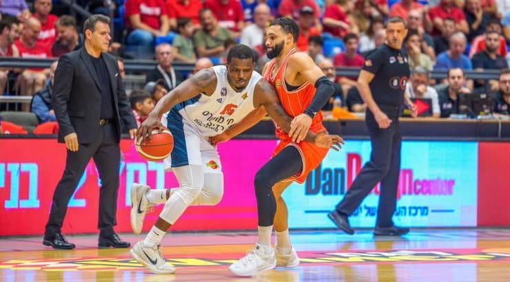 אייזיה ווייטהד (רועי כפיר) אייזיה ווייטהד