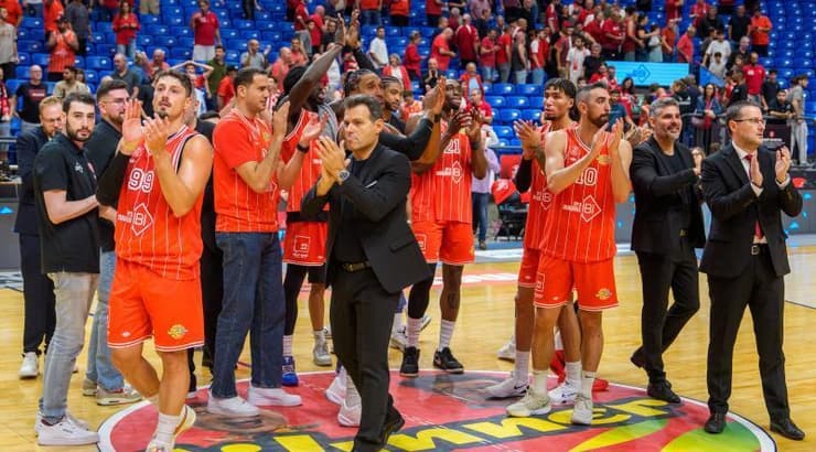 הפועל תל אביב חוגגת בסיום (רועי כפיר) הפועל תל אביב חוגגת בסיום